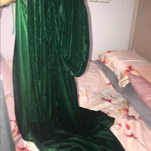 Long green cape - Picture 2 of 3